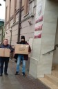 Dwaj pracownicy Urzędu Pracy przed wejściem do punktu zbiórki darów