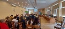 Na zdjęciu uczestnicy Spotkania Informacyjnego skierowanego do obywateli Ukrainy. W głębi widoczni: Starosta Zgierski, Dyrektor PUP w Zgierzu oraz przedstawiciele PIP w Łodzi